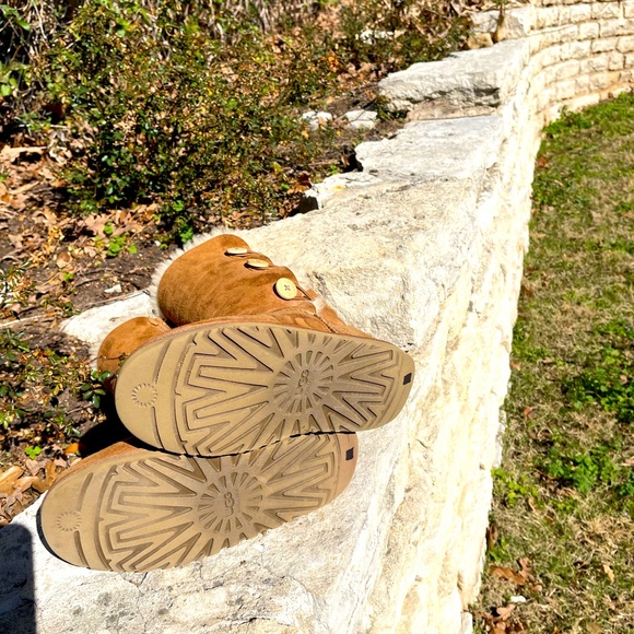 UGG Triple Button Boot, Tan, Size 6 - Picture 5 of 7